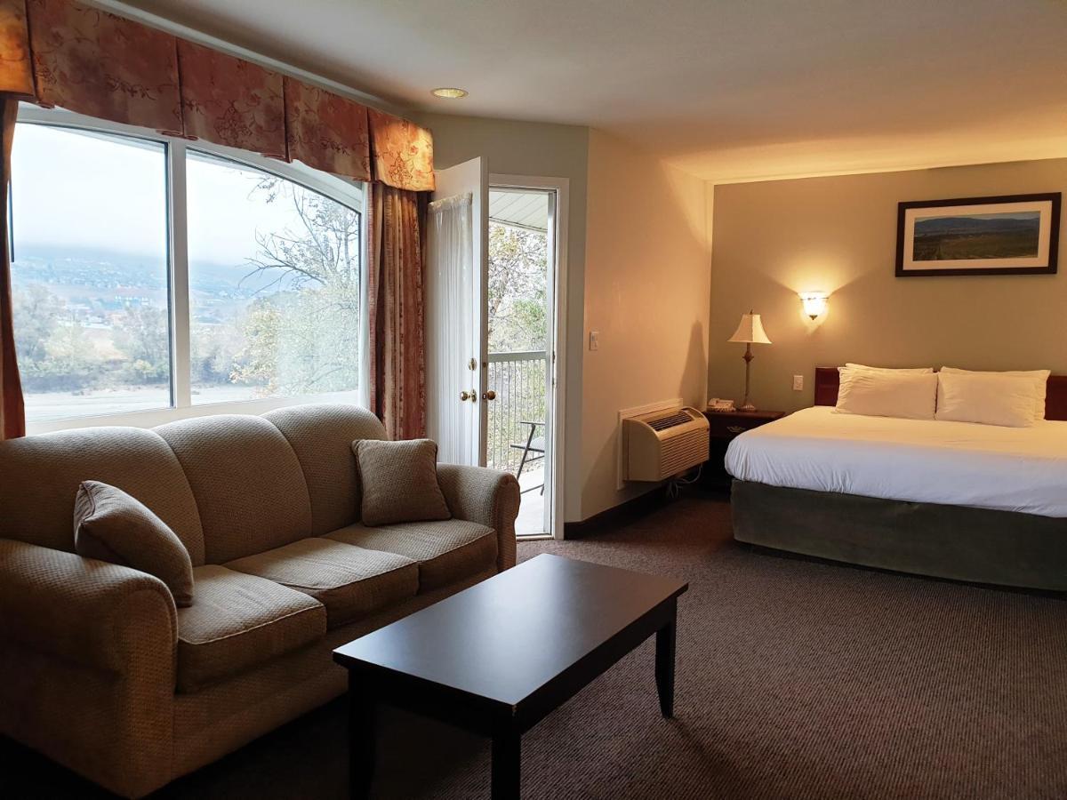 Riverland & Hotel